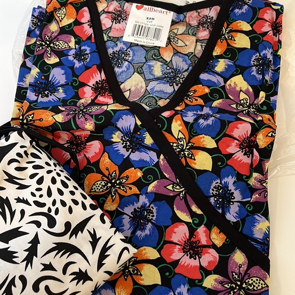 Scrub top bundle. - Picture 4 of 5